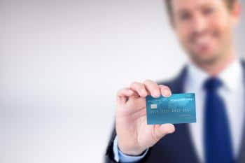 Mann mit Kreditkarte