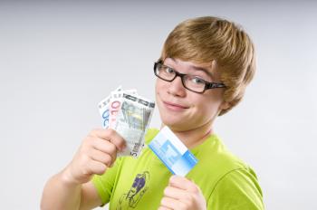 Junge mit Geld und Kreditkarte